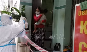 Nhân viện Trạm y tế lưu động phường Hải Cảng (TP Quy Nhơn) đến thăm khám cho bệnh nhân F0 đang điều trị tại nhà. Ảnh:TTXVN