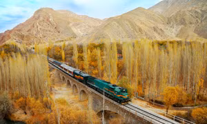 Tuyến đường sắt chạy xuyên Iran dài 1.394 km qua các vùng khí hậu khác nhau tạo nên phong cảnh tuyệt đẹp. Ảnh: unesco.org