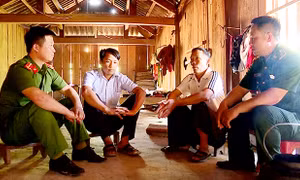 Ông Sồng A Tủa cùng Công an và Bộ đội Biên phòng tuyên truyền, vận động anh Sồng A Nhà cai nghiện ma túy thành công. Ảnh: cand.com.vn