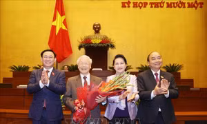 Chủ tịch Quốc hội Vương Đình Huệ và các đồng chí lãnh đạo Đảng, Nhà nước tặng hoa đồng chí Nguyễn Phú Trọng. Ảnh: Trí Dũng - TTXVN