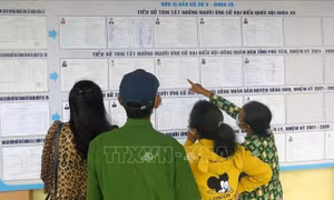 Người dân buôn Zô, xã Ea Ly, huyện Sông Hinh, tỉnh Phú Yên xem danh sách người ứng cử đại biểu Quốc hội và HĐND các cấp. Ảnh: Xuân Triệu - TTXVN