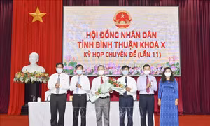 Ông Phan Văn Đăng (thứ 3 từ phải sang) được bầu phó Chủ tịch UBND tỉnh. Ảnh: Hồng Hiếu- TTXVN