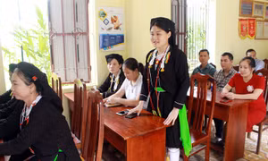 Buổi họp Chi bộ thôn Quang Minh, xã Minh Quang, huyện Tam Đảo về công tác phát triển đảng viên vùng dân tộc thiểu số có nhiều ý kiến tham gia thảo luận. Ảnh: baovinhphuc.com.vn