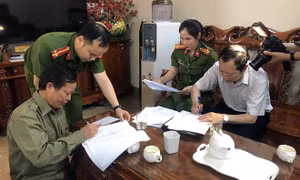 Cơ quan CSĐT Công an tỉnh Nghệ An tống đạt quyết định khởi tố bị can đối với ông Lương Thanh Hải. Ảnh: cand.com.vn