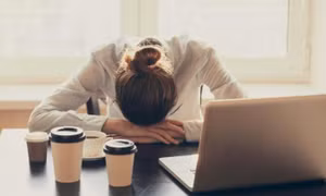 Mối liên hệ giữa thói quen ngủ ít và nguy cơ bệnh COVID-19 tiến triển nặng