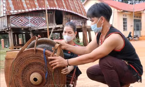 Cồng, chiêng được thay áo mới. Ảnh: Hồng Điệp - TTXVN