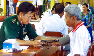 "Bác sỹ quân hàm xanh" nặng lòng với đồng bào Khmer ở Vĩnh Châu