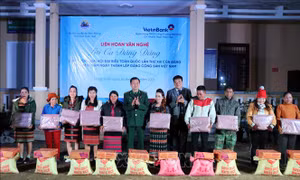 Chương trình “Xuân Biên phòng ấm lòng dân bản” về xã Trung Sơn