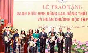 Chủ tịch nước Nguyễn Xuân Phúc trao tặng danh hiệu cao quý cho các nhà khoa học xuất sắc