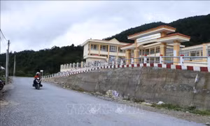 Nhờ các chính sách hỗ trợ của Đảng, Nhà nước, trường học xã biên giới Pa Vây Sử, huyện Phong Thổ (Lai Châu) được đầu tư khang trang. Ảnh: Đinh Thùy-TTXVN