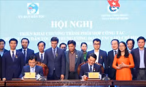 Bộ trưởng, Chủ nhiệm Ủy ban Dân tộc Hầu A Lềnh và Bí thư thứ nhất Trung ương Đoàn TNCS Hồ Chí Minh Nguyễn Anh Tuấn ký kết Chương trình phối hợp công tác giai đoạn 2021-2025. Ảnh: Văn Điệp - TTXVN 