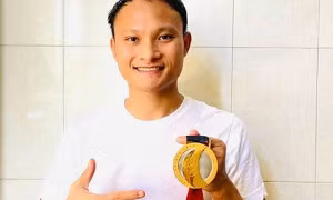 Nhiều nghệ sỹ, người nổi tiếng tặng kỷ vật “chia lửa” với tuyến đầu chống dịch