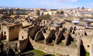 Thành phố Herculaneum từng bị chôn vùi dưới tro bụi núi lửa. Ảnh: italy-sights.info