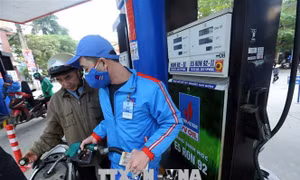 Giá xăng tăng 165 đồng/lít