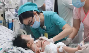 Sặc hạt điều, bé trai hai tuổi suy hô hấp phải thở máy