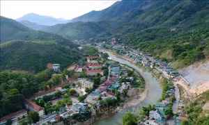 Xã nông thôn mới Hữu Kiệm, huyện Kỳ Sơn (Nghệ An) đã giảm tỷ lệ hộ nghèo từ gần 73% năm 2010 xuống còn 4,1% năm 2020 nhờ phát huy hiệu quả nguồn vốn Chương trình giảm nghèo 30a. Ảnh: Văn Tý-TTXVN
