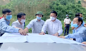 Phó Chủ tịch UBND tỉnh Nguyễn Mạnh Tuấn kiểm tra công trình di dân thôn Ngòi Cái, xã Tiến Bộ. Ảnh: tuyenquang.gov.vn