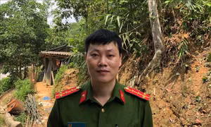 Đại úy công an Hoàng Ngọc Hào dũng cảm cứu người bị lũ cuốn