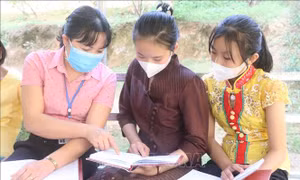 Cô Lê Thị Hạnh bồi dưỡng, mở rộng kiến thức cho các em học sinh tham dự học sinh giỏi cấp tỉnh. Ảnh: Bích Huệ - TTXVN