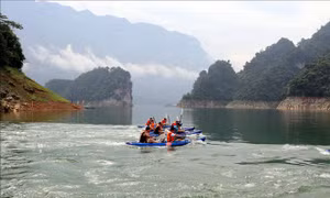 Đua thuyền Kayak trên hồ thủy điện Tuyên Quang. Ảnh: Quang Đán - TTXVN