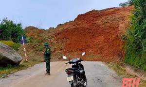 Sạt lở đất đá trên Quốc lộ 15C, huyện Mường Lát bị chia cắt