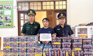 Bắt đối tượng vận chuyển trái phép hơn 100kg pháo hoa nổ qua biên giới