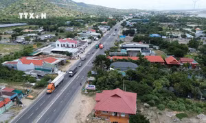 Một góc xã Cà Ná (huyện Thuận Nam, tỉnh Ninh Thuận) đạt chuẩn xã nông thôn mới nâng cao với hệ thống giao thông thuận lợi tạo động lực thúc đẩy kinh tế - xã hội của địa phương. Ảnh: Nguyễn Thành – TTXVN