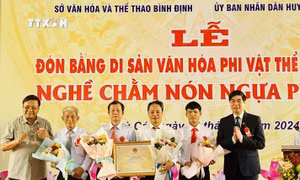 Đón Bằng di sản văn hóa phi vật thể Quốc gia “Nghề chằm nón ngựa Phú Gia“