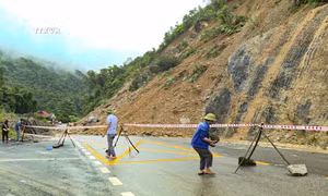 Điện Biên: Sạt lở đất đá vùi lấp hoàn toàn mặt đường tại Quốc lộ 12