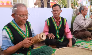 Già làng ở Khánh Sơn giữ nếp văn hóa truyền thống