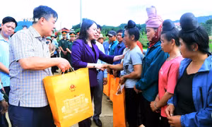 Phó Chủ tịch nước Võ Thị Ánh Xuân kiểm tra công tác khắc phục hậu quả mưa lũ ở Sơn La