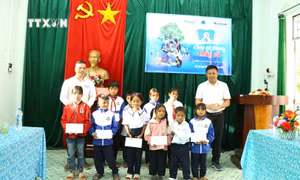 Trao học bổng cho học sinh huyện nghèo 30A