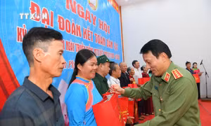 Đồng chí Lương Tam Quang dự Ngày hội Đại đoàn kết toàn dân tộc tại huyện Bảo Thắng