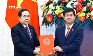 Chủ tịch Quốc hội Trần Thanh Mẫn trao Nghị quyết bổ nhiệm Chủ nhiệm Văn phòng Quốc hội đối với ông Lê Quang Tùng