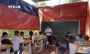 Gần 100 học sinh phải đi học nhờ nhà kho vì trường bị sạt lở