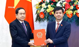 Chủ tịch Quốc hội Trần Thanh Mẫn trao Nghị quyết bổ nhiệm Chủ nhiệm Văn phòng Quốc hội đối với ông Lê Quang Tùng