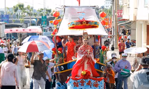 Đông đảo du khách và người dân tham dự Lễ hội Nghinh Ông Quan Thánh Đế Quân