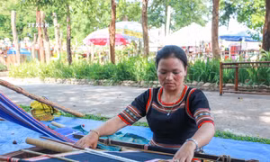 Gìn giữ văn hóa dệt thổ cẩm của đồng bào Bahnar