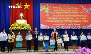 Phó Chủ tịch nước Võ Thị Ánh Xuân thăm, tặng quà gia đình chính sách tỉnh Quảng Nam