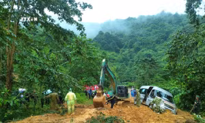 Hà Giang: Sạt lở đất vùi lấp ô tô khách, 8 người chết, 4 người bị thương