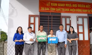Cụm thi đua Ủy ban Mặt trận Tổ quốc Việt Nam các tỉnh Đông Nam Bộ trao nhà cho các hộ dân. Ảnh: Hồng Hiếu - TTXVN