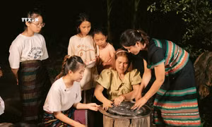 Du khách được trải nghiệm cùng làm bánh với bà con đồng bào dân tộc Vân Kiều (xã Tân Hoá, huyện Minh Hoá).Ảnh: Mạnh Thành - TTXVN