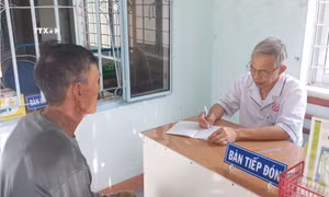 Người dân đến phân trạm y tế Ninh Đảo, xã Vạn Thạnh, huyện Vạn Ninh, tỉnh Khánh Hòa khám bệnh. Ảnh: Phan Sáu - TTXVN