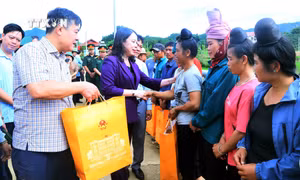 Phó Chủ tịch nước Võ Thị Ánh Xuân kiểm tra công tác khắc phục hậu quả mưa lũ ở Sơn La