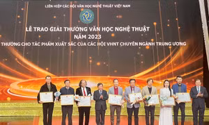 Trao Giải thưởng Văn học nghệ thuật năm 2023 cho các tác phẩm xuất sắc của các Hội Văn học nghệ thuật chuyên ngành Trung ương. Ảnh: dangcongsan.vn