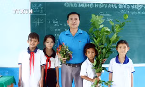 Thầy Hoàng Xuân Dục 30 năm gắn bó với học sinh dân tộc Chứt