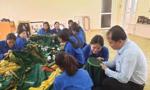 Giữ hồn dân tộc trên những đường kim, mũi chỉ