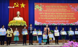 Phó Chủ tịch nước Võ Thị Ánh Xuân thăm, tặng quà gia đình chính sách tỉnh Quảng Nam