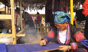 Trình diễn nghệ thuật tạo hoa văn trên trang phục truyền thống người dân tộc Mông tại Không gian văn hoá vùng cao. Ảnh: Trung Kiên – TTXVN