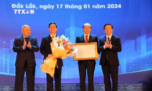 Phó Thủ tướng Chính phủ Trần Hồng Hà trao Quyết định phê duyệt Quy hoạch tỉnh Đắk Lắk thời kỳ 2021 – 2030, tầm nhìn 2050 cho lãnh đạo tỉnh Đắk Lắk. Ảnh: Anh Dũng - TTXVN